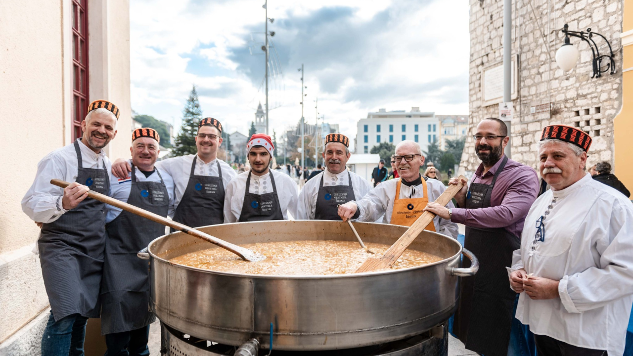 Vjerni tradiciji: Šibenski obrtnici tradicionalno će na Badnjak građane počastiti bakalarom