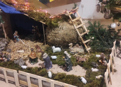 Djeca iz Golubića razveselila starije i nemoćne kolačima i jaslicama