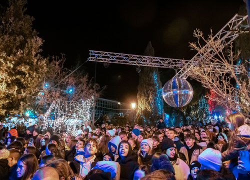 Grše napunio park, a bura nije omela Šibenčane da uglas pjevaju njegove najveće hitove