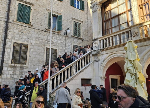 Fotografija 16 - Bez podjela, bine i reflektora: Glazbenici uz brojne Šibenčane slave zajedništvo