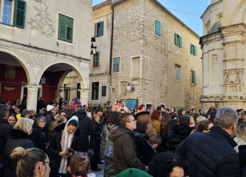 Fotografija 11 - Bez podjela, bine i reflektora: Glazbenici uz brojne Šibenčane slave zajedništvo
