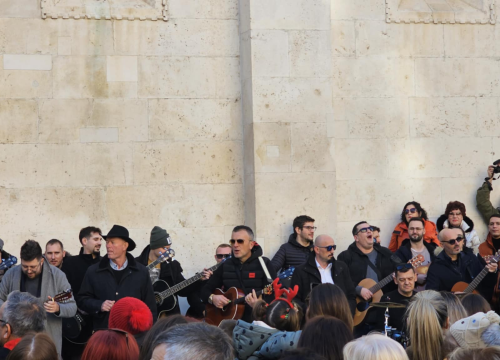 Fotografija 2 - Bez podjela, bine i reflektora: Glazbenici uz brojne Šibenčane slave zajedništvo