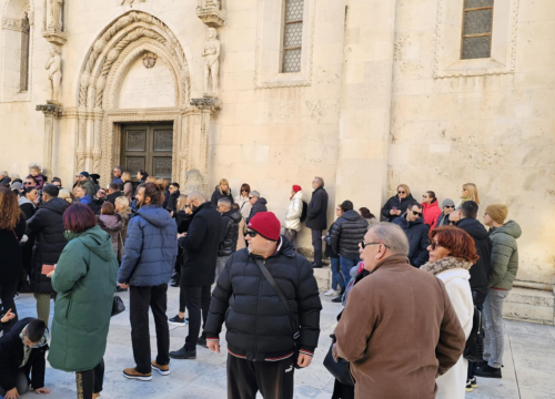 Fotografija 3 - Bez podjela, bine i reflektora: Glazbenici uz brojne Šibenčane slave zajedništvo