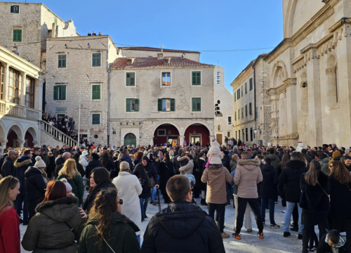 Fotografija 12 - Bez podjela, bine i reflektora: Glazbenici uz brojne Šibenčane slave zajedništvo