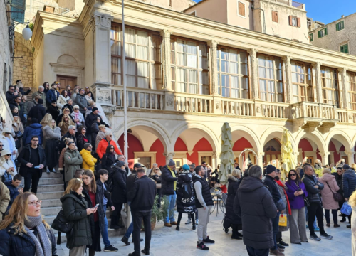 Fotografija 15 - Bez podjela, bine i reflektora: Glazbenici uz brojne Šibenčane slave zajedništvo