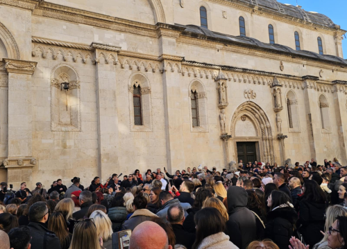 Fotografija 13 - Bez podjela, bine i reflektora: Glazbenici uz brojne Šibenčane slave zajedništvo