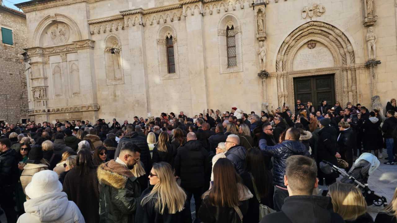 Bez podjela, bine i reflektora: Glazbenici uz brojne Šibenčane slave zajedništvo