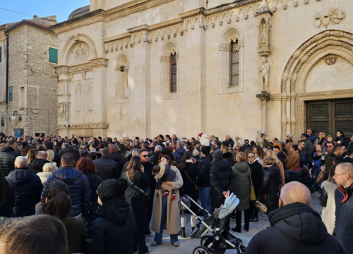 Fotografija 8 - Bez podjela, bine i reflektora: Glazbenici uz brojne Šibenčane slave zajedništvo