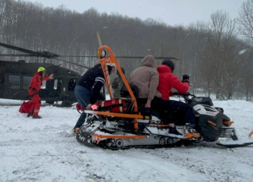 Sretna vijest: Rodila trudnica koju su iz snijegom zametene Like spasili HGSS-ovci i piloti HRZ-a