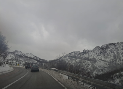 Zbog olujnog vjetra i snijega i danas zatvoren niz cesta