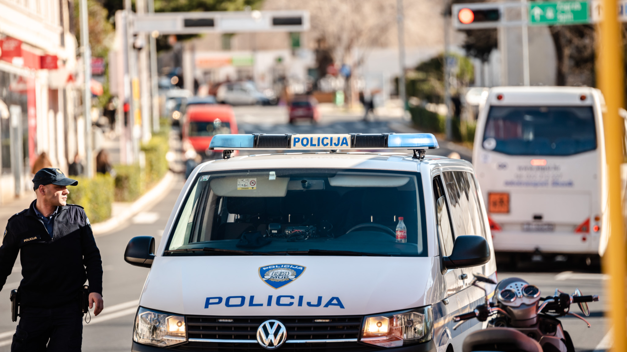 Sukob nasred ulice: Vozač (64) udario pješaka (77) šakom u glavu