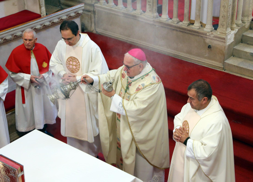 Fotografija 3 - Šibenski biskup Tomislav Rogić predvodio novogodišnje svečano misno slavlje