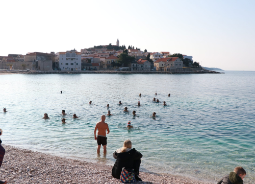 Fotografija 8 - Hrabri primoštenski kupači nastavili tradiciju novogodišnje banjade