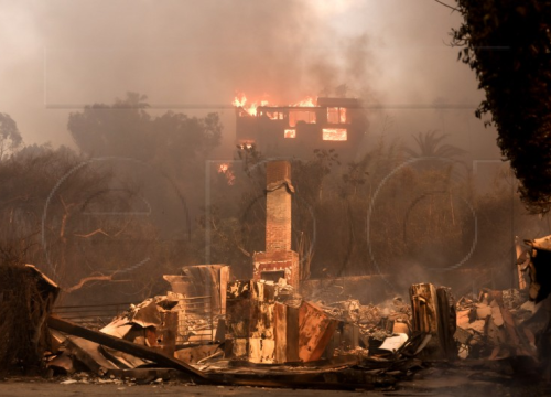 Požar uništava LA: 180 tisuća evakuiranih, deset tisuća uništenih objekata