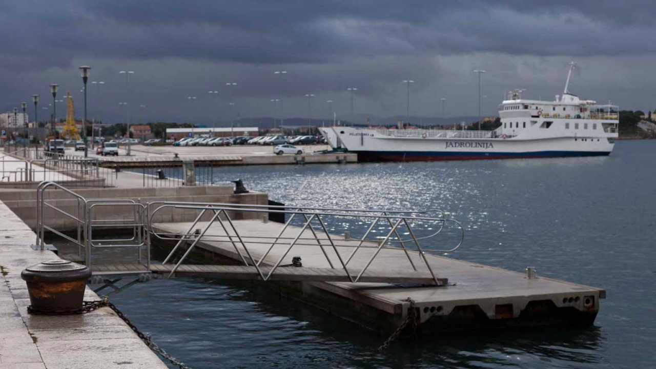 Zbog jakog vjetra trajekt i katamaran ne voze do Žirja