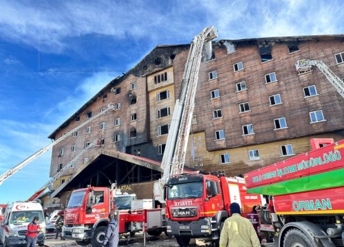 U požaru na skijalištu 66 poginulih, gosti u panici skakali kroz prozore
