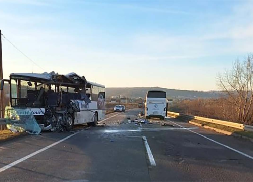 Stravična nesreća kod Beograda: U sudaru autobusa dvoje mrtvih i 56 ozlijeđenih