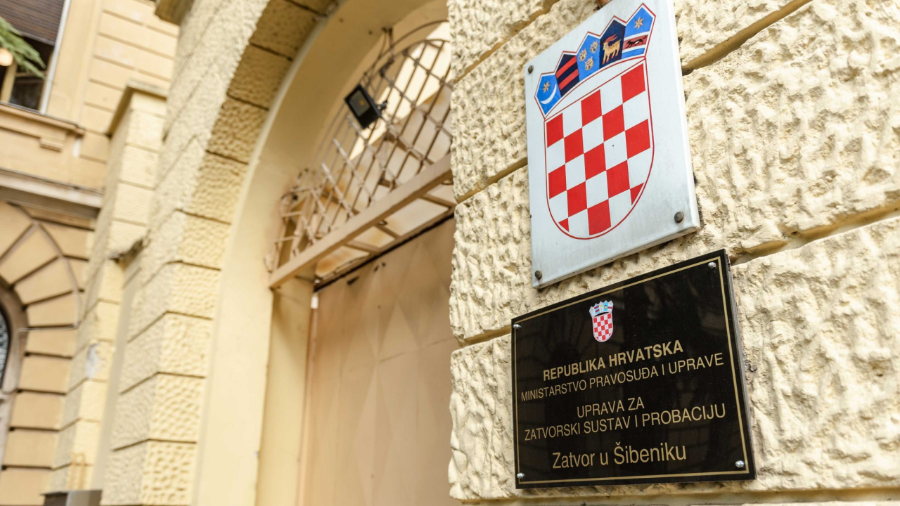 U Ražinama 'lelujao' po cesti i izazvao prometnu. Vozač (51) bio pijan i drogiran