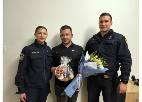 Što brže do rodilišta: Policajci pod rotirkama dopratili trudnicu do rodilišta pa novorođenom dječaku poklonili plavog medu
