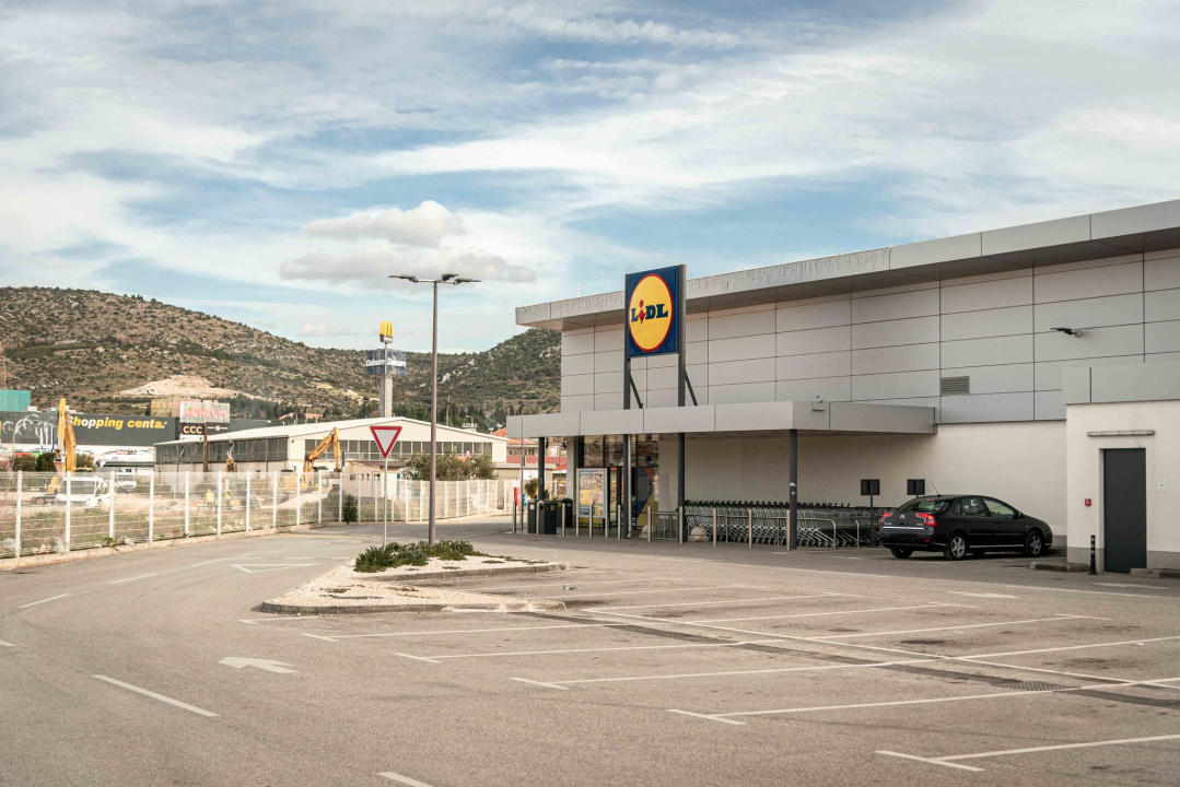 Parkirališta trgovačkih centara u Šibeniku zjape prazna, ali onaj ispred Kauflanda mogao bi vas zavarati