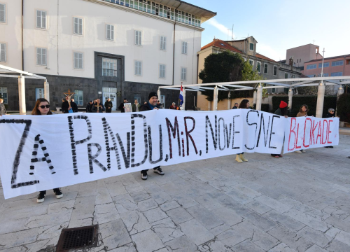 Dok jedni mole u centru Šibenika, drugi šalju poruke podrške studentskim prosvjedima u Srbiji