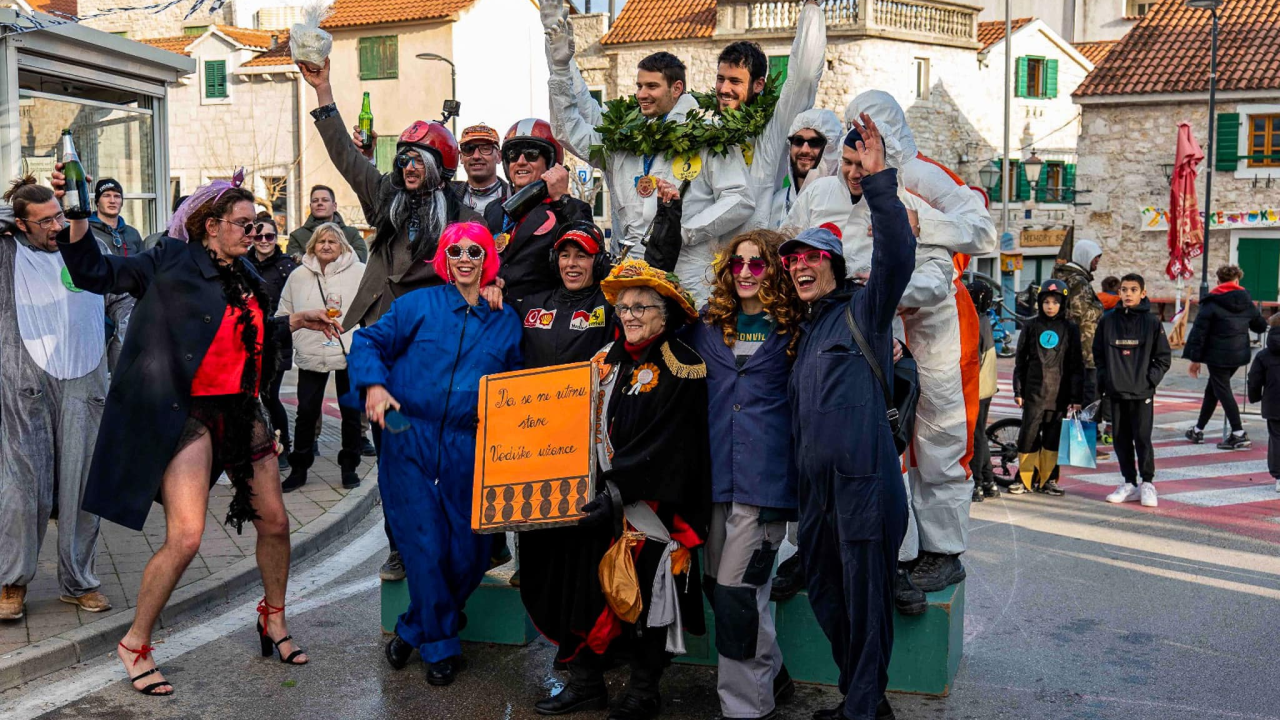 Smijeh i adrenalin zavladali vodičkim ulicama: Trka karića vratila se u velikom stilu