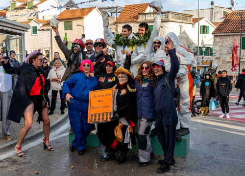 Smijeh i adrenalin zavladali vodičkim ulicama: Trka karića vratila se u velikom stilu