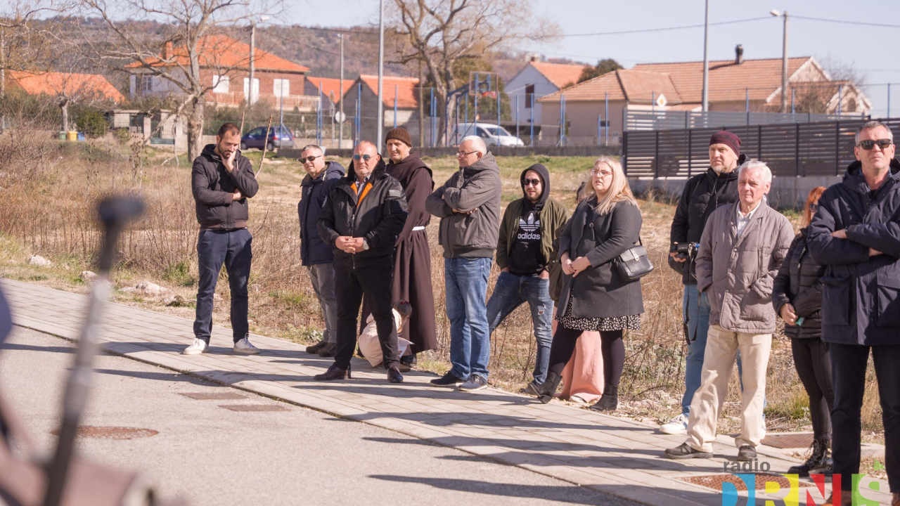 Župan Jelić i gradonačelnik Drniša uručili 13 ključeva stanarima višestambene zgrade