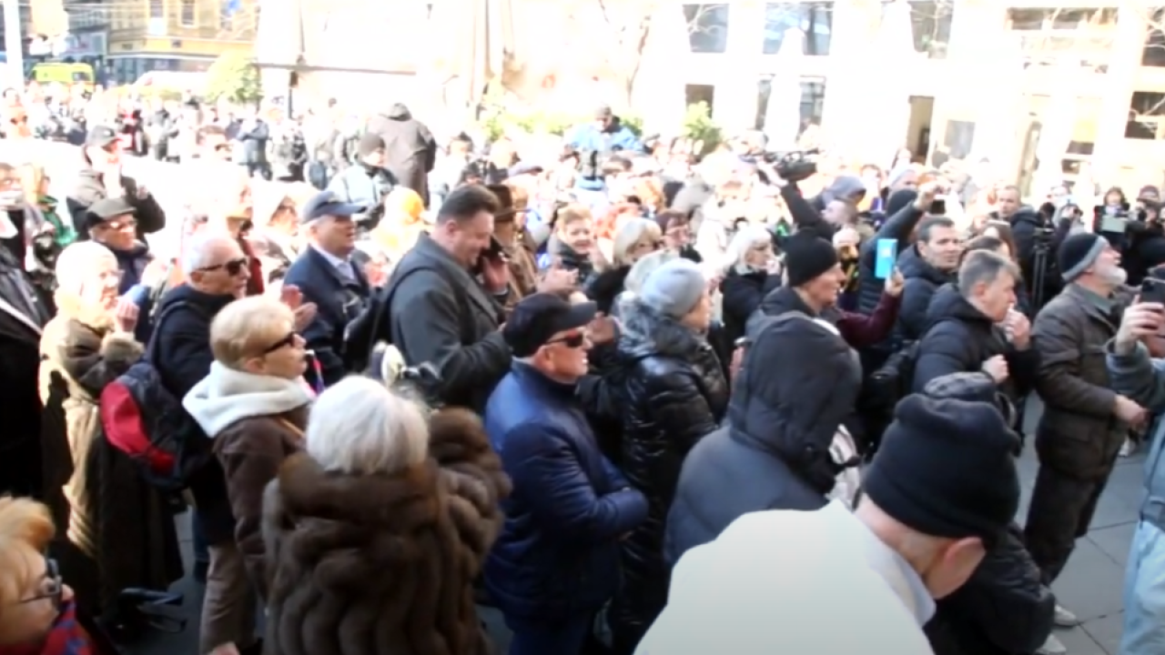 Danas se prosvjedovalo ispred HNB-a: Prvo pet minuta šutnje pa zvižduci i upozorenja