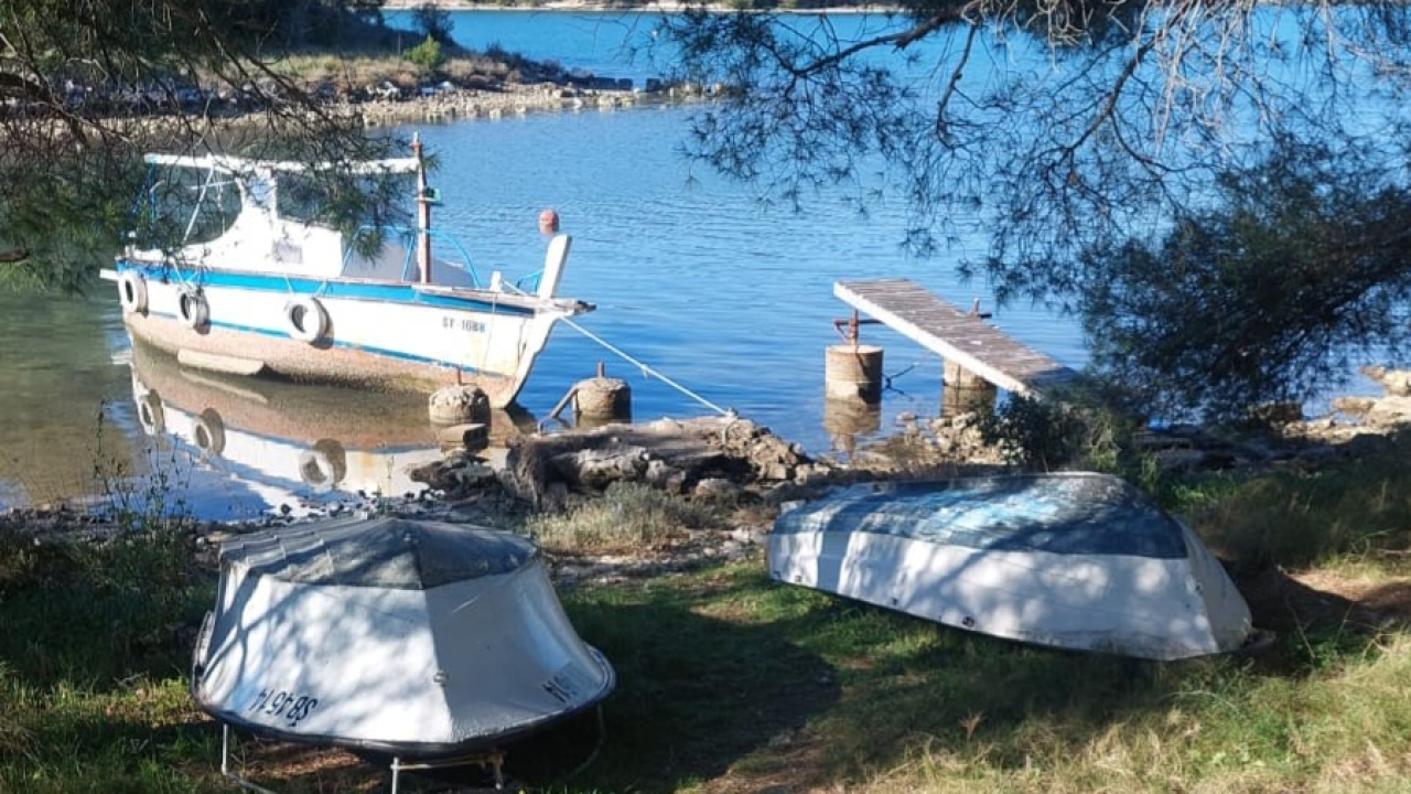 Napuštene brodice i krivolov ugrožavaju zaštićeni Morinjski zaljev