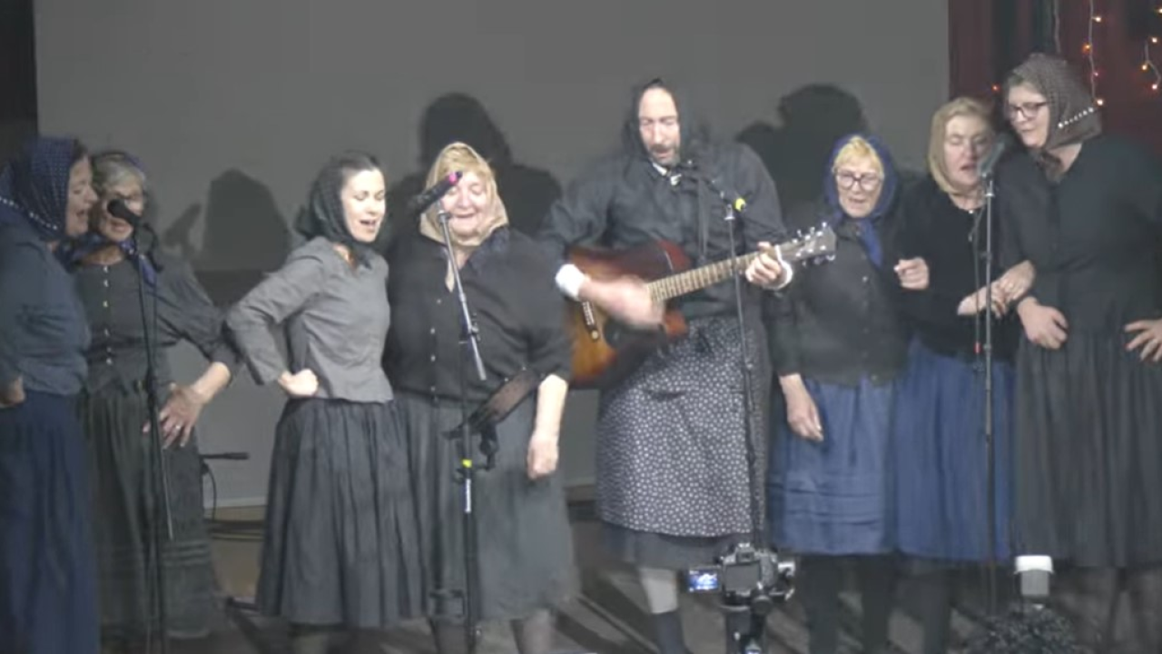 Tisno spremno za Jureviziju 2025.: Večeras se zabavite na festivalu lakih nota i teških riči