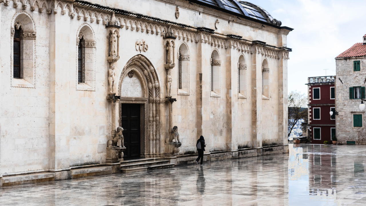 Početak tjedna oblačan uz kišu i pljuskove