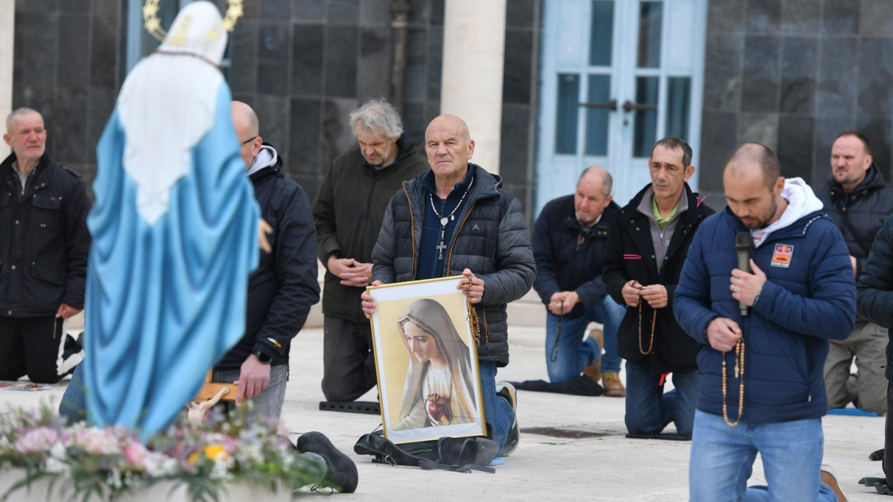 Molitelji opet klečali pred gradskom upravom: Prosvjednice nisu došle, ali ipak je bilo žena