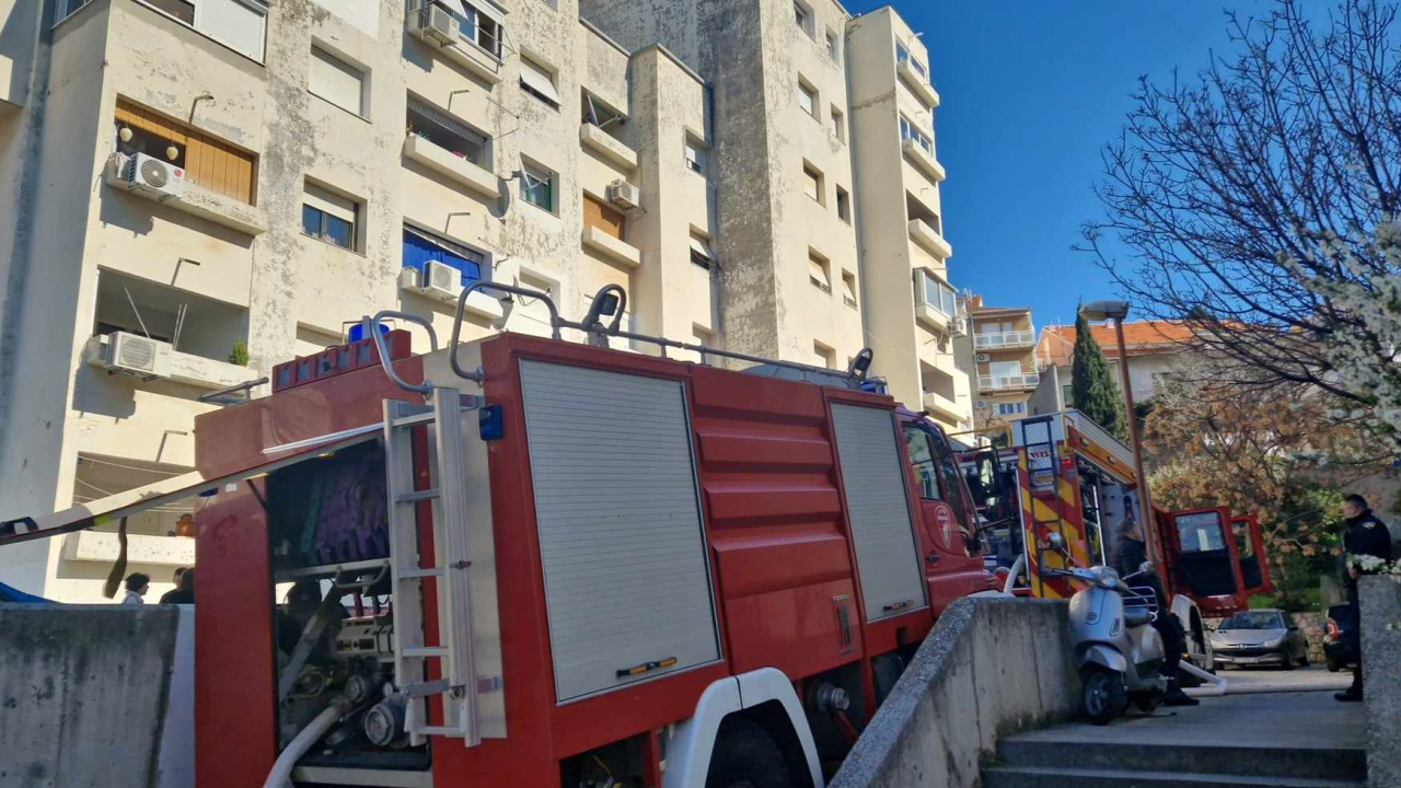 Izbio požar u zgradi na Baldekinu, stanari evakuirani