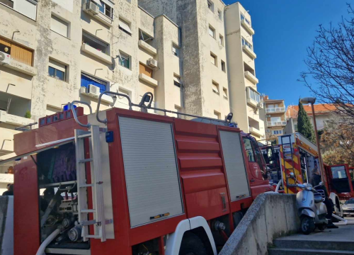 Izbio požar u zgradi na Baldekinu, stanari evakuirani