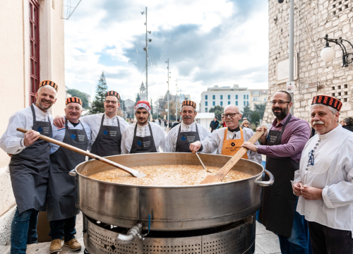 Kad nevrijeme pomakne običaje: Šibenčani će sutra ispred kazališta uživati u bakalaru