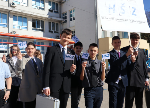 Fotografija 15 - Vesela atmosfera: Velikoj maškaranoj povorci u Kninu pridružili se svi uzrasti