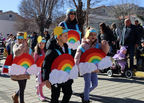 Fotografija 19 - Vesela atmosfera: Velikoj maškaranoj povorci u Kninu pridružili se svi uzrasti