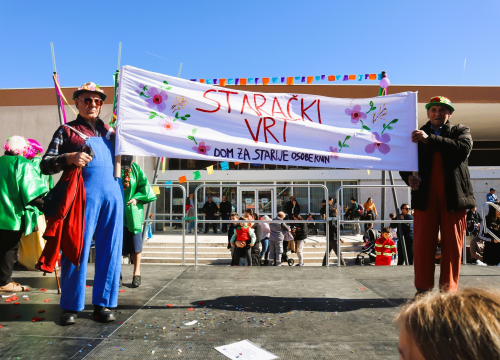 Fotografija 18 - Vesela atmosfera: Velikoj maškaranoj povorci u Kninu pridružili se svi uzrasti