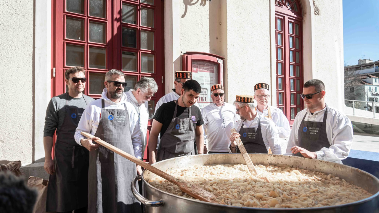 Vremenski uvjeti ovog puta idealni: Šibenski obrtnici građanima podijelili 1000 porcija bakalara