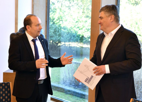 Fotografija 2 - Predsjednik Milanović primio autore Zbornika Kralj Zvonimir