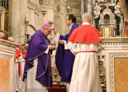 'Hod prema Uskrsu': U šibenskoj katedrali održano misno slavlje s obredom pepeljenja