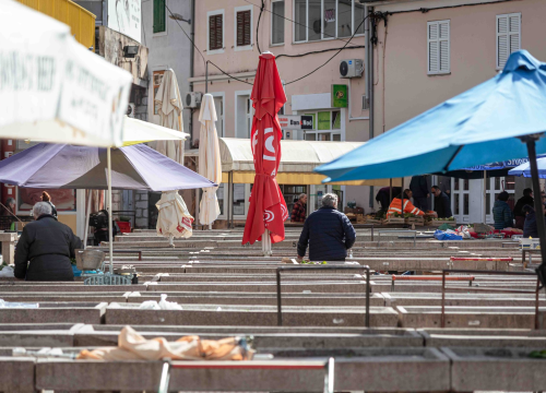 Na šibenskoj pijaci šparoge od 7 eura ne privlače kupce: 'Sve će ovo nestati, svi idu u centre'