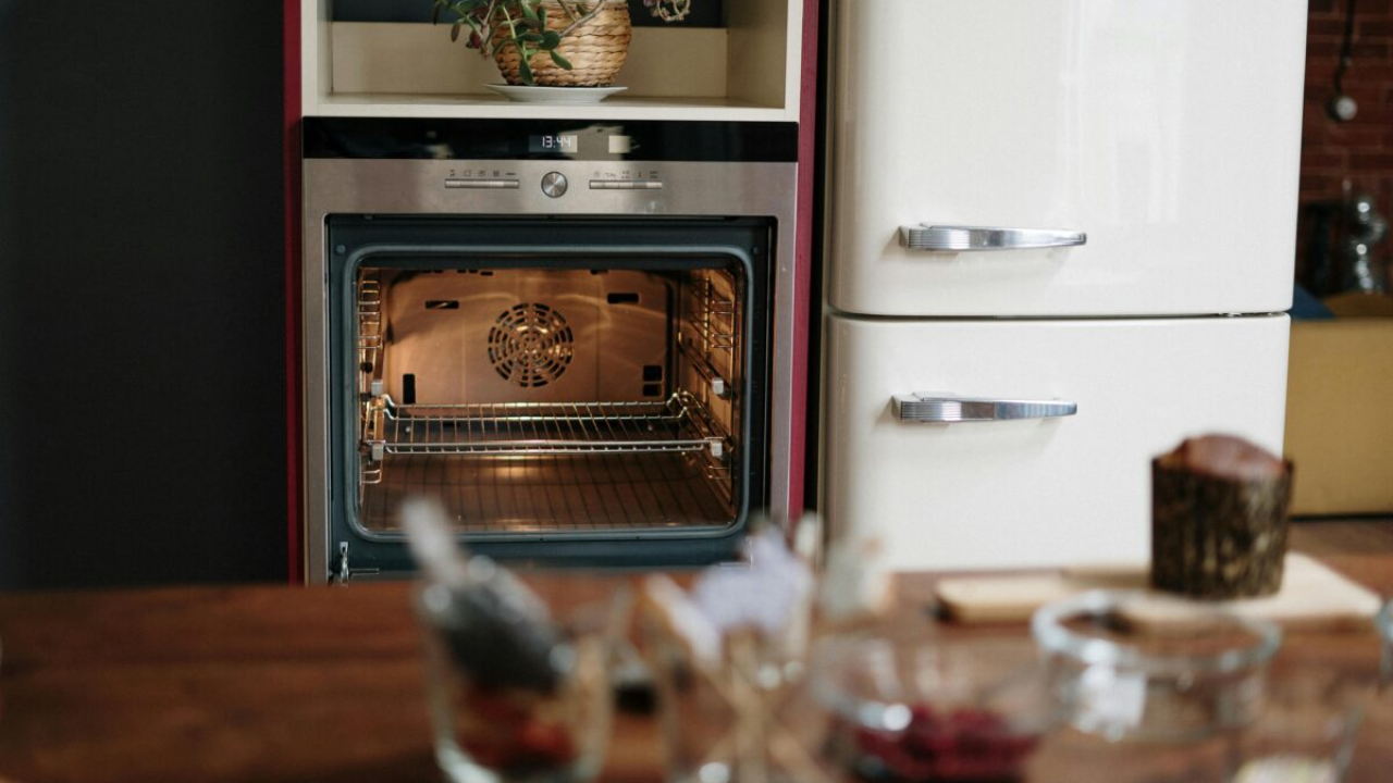 Ni ocat ni soda bikarbona: Ovo je najbolji trik za čišćenje pećnice