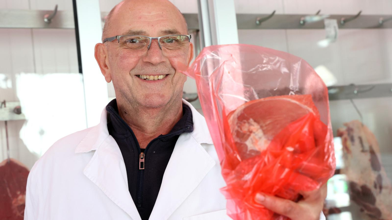 Čestitka iz šibenske mesnice: Sretan Dan žena uz ružu - teleću