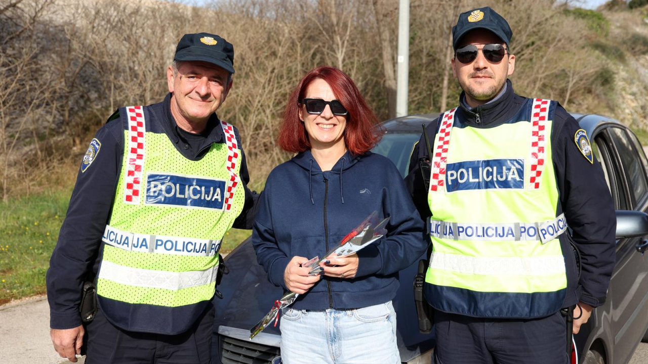 Šibenski policajci dijelili vozačicama ruže povodom Dana žena