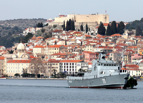 Fotografija 1 - Slovenski ratni brod dotegljen na remont u Šibenik