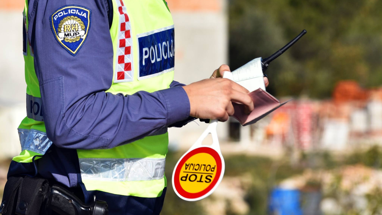 Muškarca (31) bez prijave boravišta u RH u ulici Stjepana Radića zaustavila policija i pronašla mu drogu