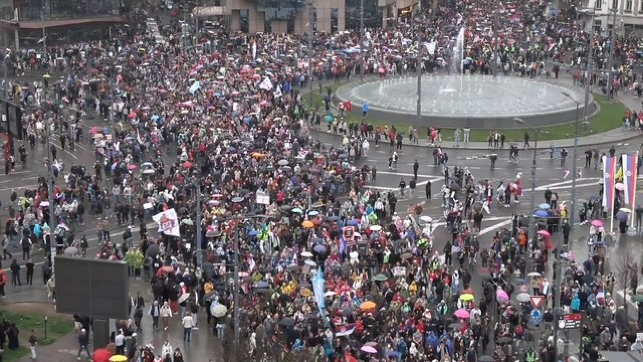 Masovni prosvjed u Beogradu, deseci tisuća ljudi na ulicama