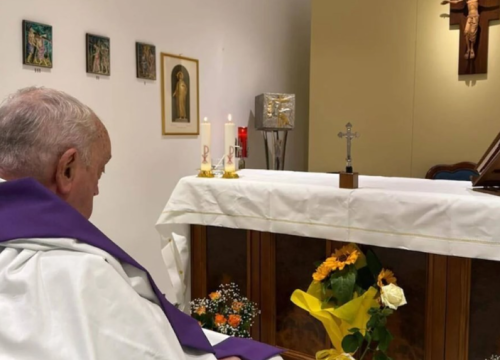 Vatikan objavio prvu fotografiju pape Franje u bolnici